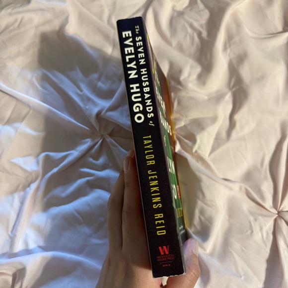 The Seven Husbands of Evelyn Hugo by Taylor Jenkins Reid - Picture 2 of 5